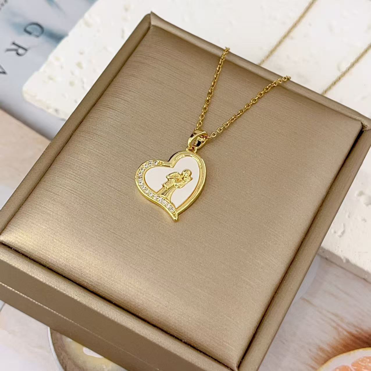 Women’s European & American Fashion Love Fritillary Pendant Necklace – Clavicle Chain Jewelry